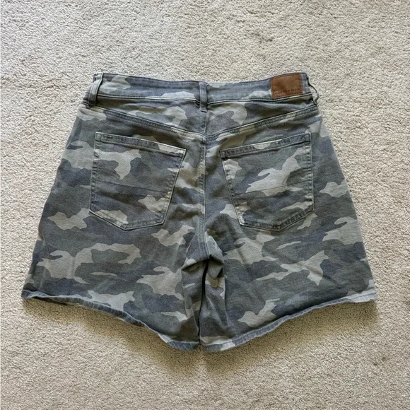 American Eagle Camo Shorts - Picture 2 of 4